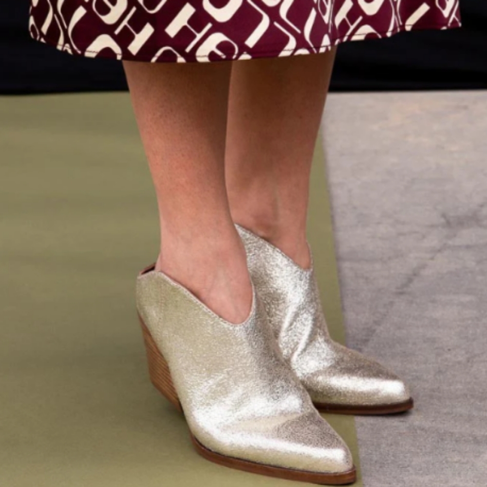 Seychelles Fancy Affair Leather Platinum Mules sz 9 (fits like a 10)